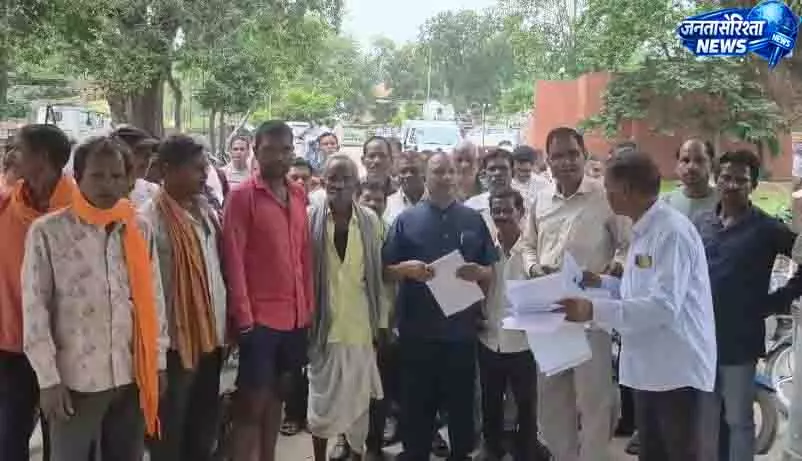 आवारा मवेशियों से परेशान ग्रामीणों का फूटा गुस्सा कलेक्ट्रेट और SDM कार्यालय पहुंचे किसान आवारा मवेशियों से परेशान ग्रामीणों का फूटा गुस्सा कलेक्ट्रेट और SDM कार्यालय पहुंचे किसान