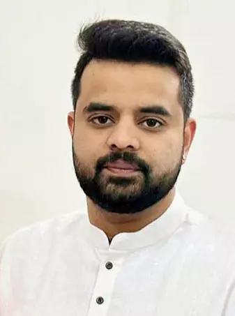 कर्नाटक: प्रज्वल रेवन्ना की बैरक में मोबाइल मिलने की होगी जांच, डीआईजी की अगुवाई में विशेष टीम गठित कर्नाटक: प्रज्वल रेवन्ना की बैरक में मोबाइल मिलने की होगी जांच, डीआईजी की अगुवाई में विशेष टीम गठित