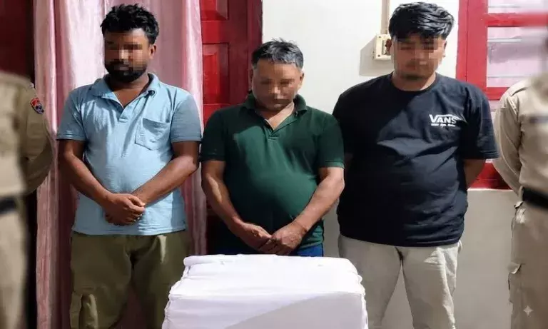 Manipur: 24 घंटे के ऑपरेशन में चोरी की SUV बरामद, उग्रवादी गिरफ्तार Manipur: 24 घंटे के ऑपरेशन में चोरी की SUV बरामद, उग्रवादी गिरफ्तार