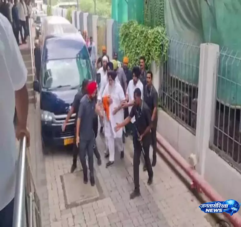 सुखबीर बादल पर निहंग ने किया हमला आरोपी गिरफ्तार सुखबीर बादल पर निहंग ने किया हमला आरोपी गिरफ्तार