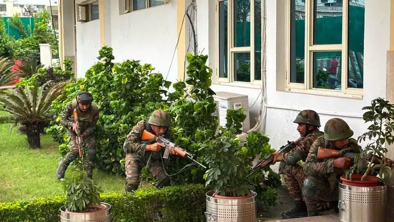 कटरा में एंटी-फिदायीन मॉक ड्रिल आयोजित की कटरा में एंटी-फिदायीन मॉक ड्रिल आयोजित की