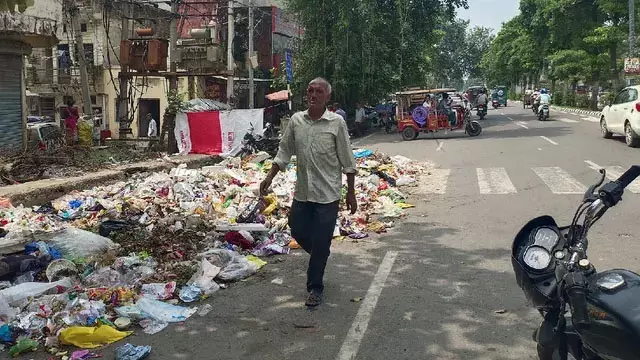 सफाई हड़ताल के बीच कचरे को लेकर टकराव सफाई हड़ताल के बीच कचरे को लेकर टकराव