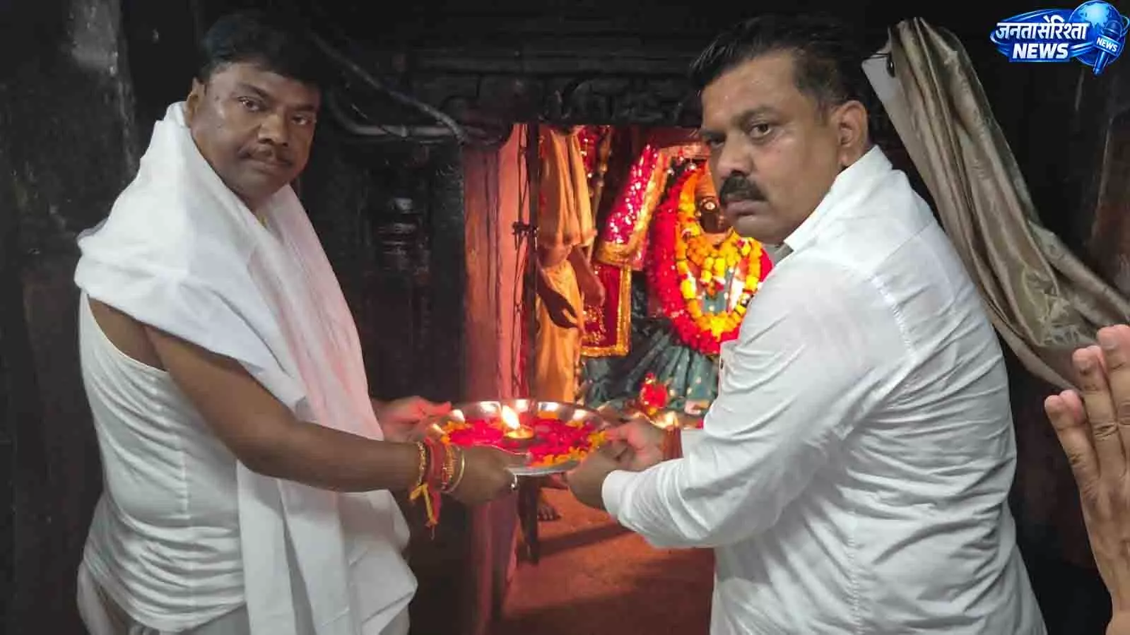 तिरंगा यात्रा के दूसरे दिवस माँ दंतेश्वरी की पूजा-अर्चना कर उप मुख्यमंत्री एवं वन मंत्री ने किया यात्रा का शुभारंभ तिरंगा यात्रा के दूसरे दिवस माँ दंतेश्वरी की पूजा-अर्चना कर उप मुख्यमंत्री एवं वन मंत्री ने किया यात्रा का शुभारंभ