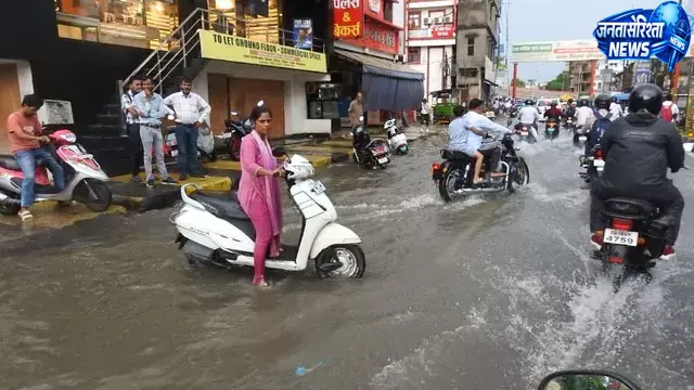 गोरखपुर में बदला मौसम का मिजाज, झमाझम बारिश से लोगों को मिली गर्मी से राहत गोरखपुर में बदला मौसम का मिजाज, झमाझम बारिश से लोगों को मिली गर्मी से राहत