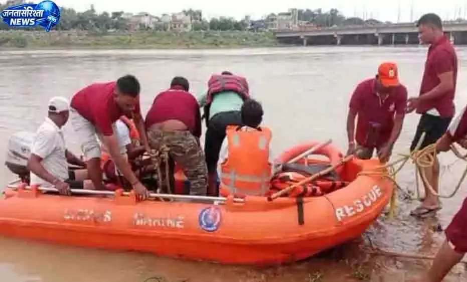 अरपा नदी में नहाने गया 14 वर्षीय किशोर डूबा, SDRF ने दो घंटे बाद निकाला शव अरपा नदी में नहाने गया 14 वर्षीय किशोर डूबा, SDRF ने दो घंटे बाद निकाला शव