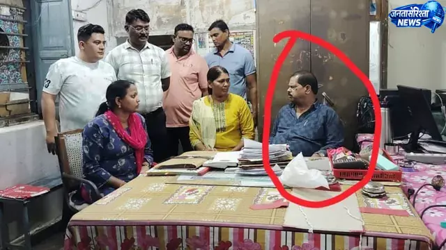 मंडला में GPF राशि निकालने के बदले रिश्वत लेते बाबू गिरफ्तार, लोकायुक्त ने रंगे हाथ पकड़ा मंडला में GPF राशि निकालने के बदले रिश्वत लेते बाबू गिरफ्तार, लोकायुक्त ने रंगे हाथ पकड़ा