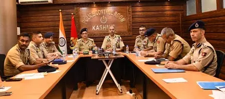 जम्मू-कश्मीर: डीजीपी ने पुलिस और सीएपीएफ के साथ बैठक की अध्यक्षता की जम्मू-कश्मीर: डीजीपी ने पुलिस और सीएपीएफ के साथ बैठक की अध्यक्षता की