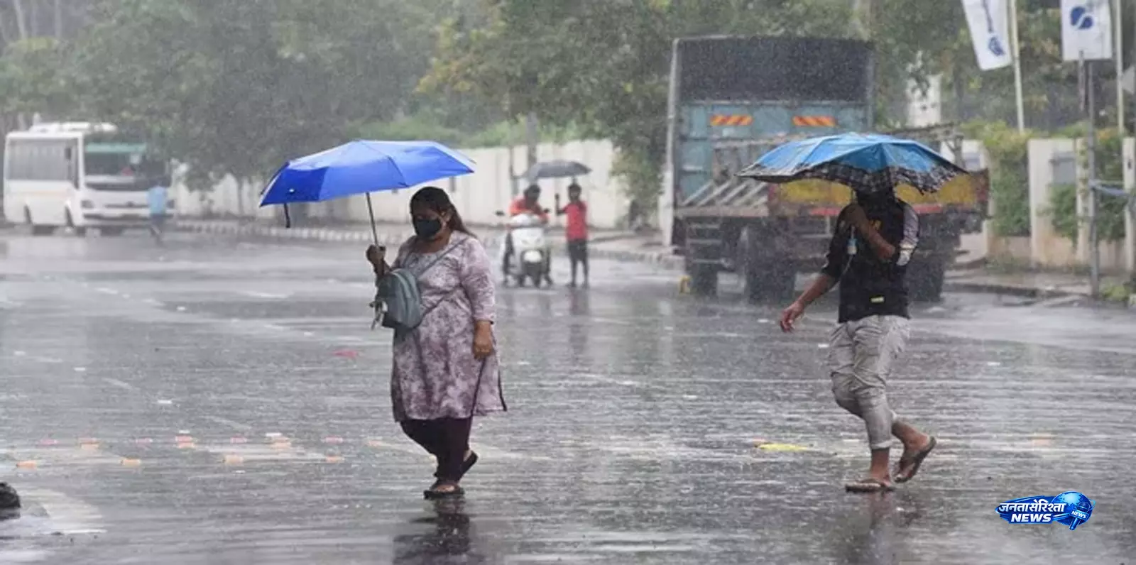 पूर्वी UP में छाए काले बादल कई जगह तेज बारिश पूर्वी UP में छाए काले बादल कई जगह तेज बारिश