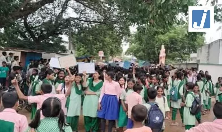 हेडमास्टर के तबादले के विरोध में छात्रों का चक्का जाम, थाने पर पथराव में पुलिसकर्मी घायल हेडमास्टर के तबादले के विरोध में छात्रों का चक्का जाम, थाने पर पथराव में पुलिसकर्मी घायल