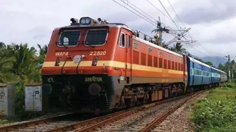 Tamil Nadu: धर्मपुरी स्टेशन पर ट्रेन हादसे में बच्चे की मौत, पिता को फ्रैक्चर Tamil Nadu: धर्मपुरी स्टेशन पर ट्रेन हादसे में बच्चे की मौत, पिता को फ्रैक्चर