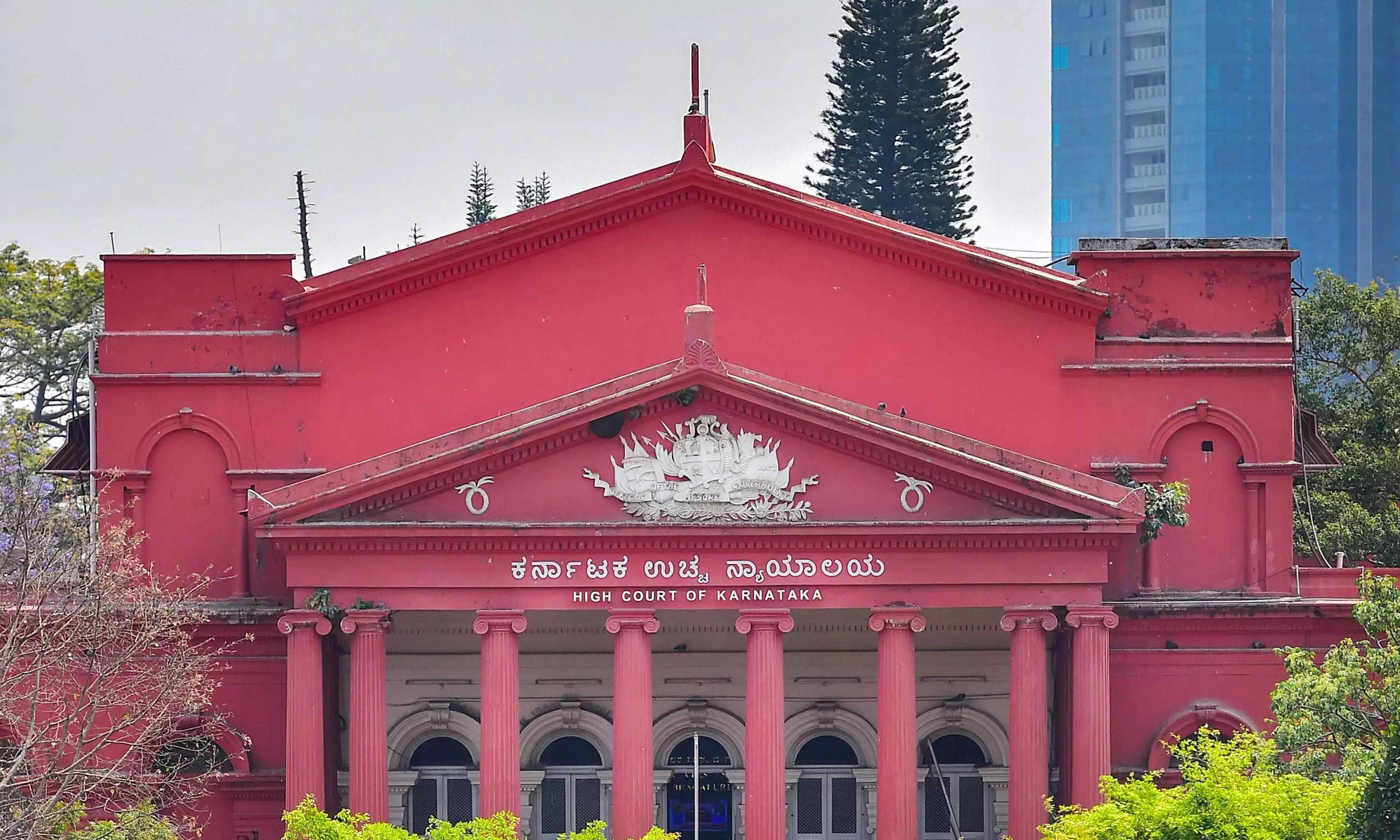 कर्नाटक हाई कोर्ट ने BNSS 106 के तहत पुलिस के अकाउंट्स को डेबिट-फ्रीज़ करने के अधिकार को बरकरार रखा कर्नाटक हाई कोर्ट ने BNSS 106 के तहत पुलिस के अकाउंट्स को डेबिट-फ्रीज़ करने के अधिकार को बरकरार रखा