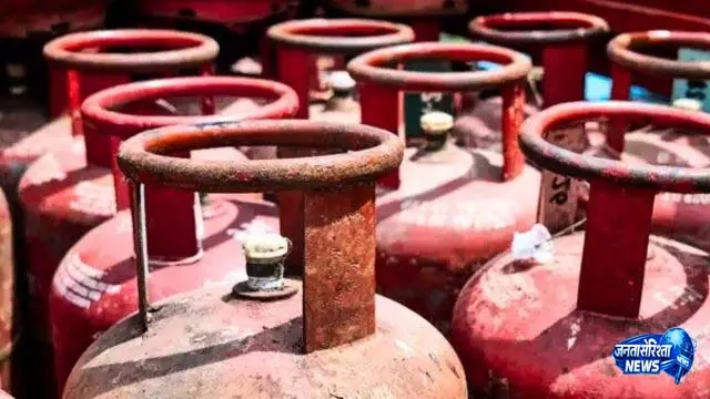ओडिशा में अवैध रूप से जमा किए गए 8,208 LPG सिलेंडर ज़ब्त, 3,792 जगहों पर छापेमारी ओडिशा में अवैध रूप से जमा किए गए 8,208 LPG सिलेंडर ज़ब्त, 3,792 जगहों पर छापेमारी