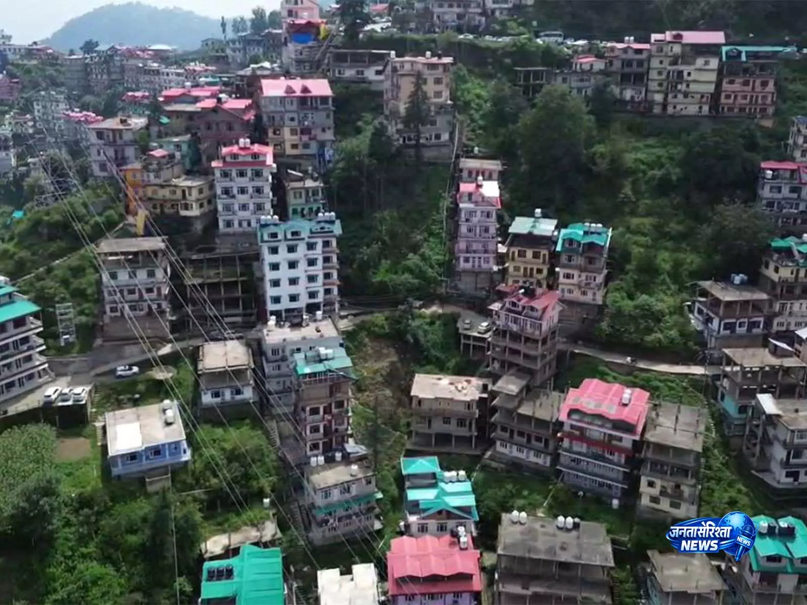 शिमला के एक गांव में धंसती पहाड़ी से कई घरों पर खतरा मंडरा रहा शिमला के एक गांव में धंसती पहाड़ी से कई घरों पर खतरा मंडरा रहा