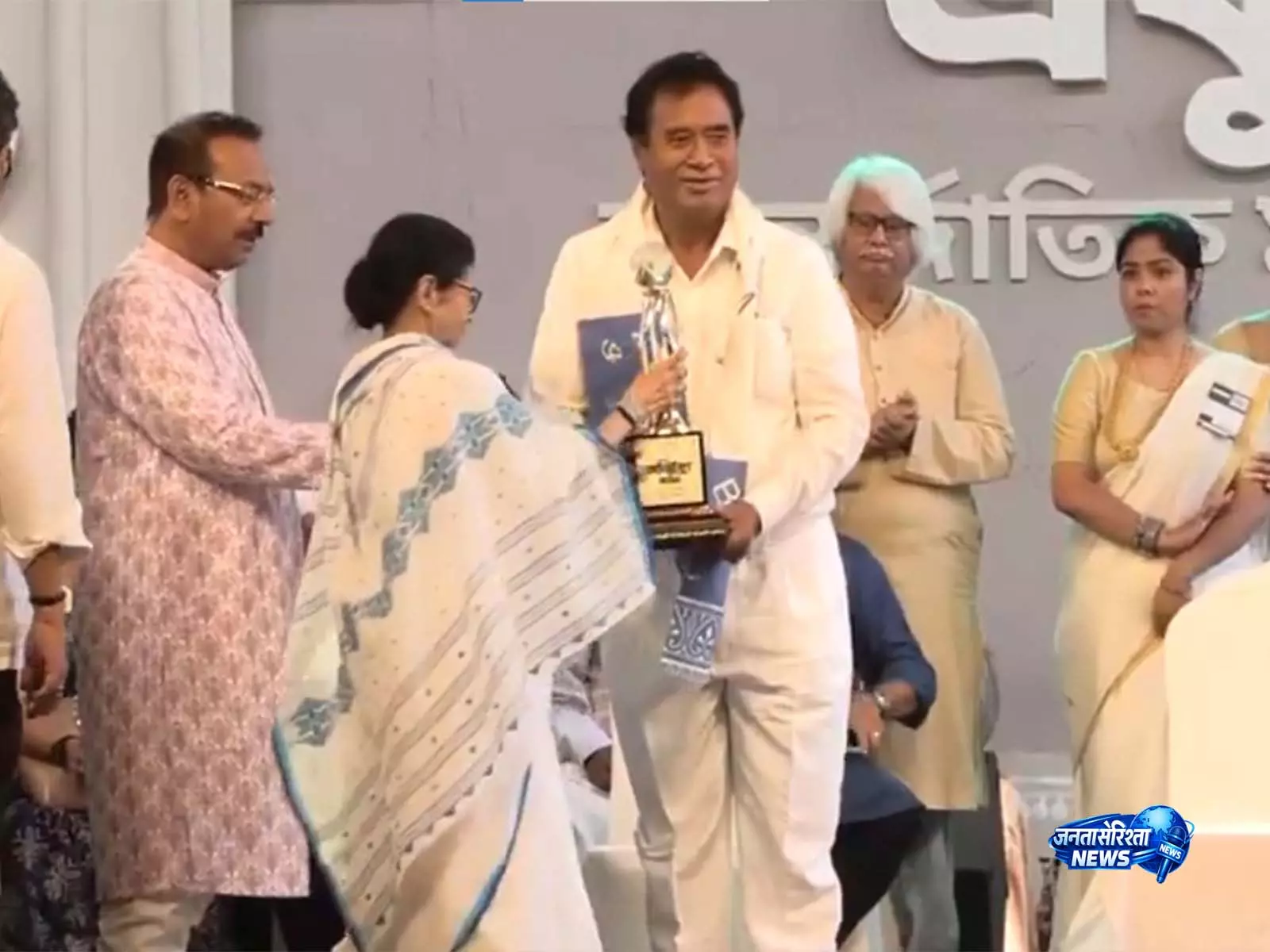 पश्चिम बंगाल सरकार ने भाजपा सांसद नागेंद्र रे को दिया गया बंग विभूषण सम्मान वापस ले लिया पश्चिम बंगाल सरकार ने भाजपा सांसद नागेंद्र रे को दिया गया बंग विभूषण सम्मान वापस ले लिया