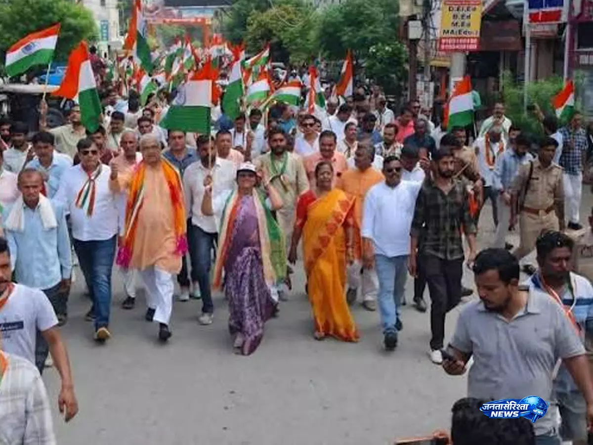 विद्यार्थियों और कार्यकर्ताओं ने निकाली तिरंगा यात्रा विद्यार्थियों और कार्यकर्ताओं ने निकाली तिरंगा यात्रा