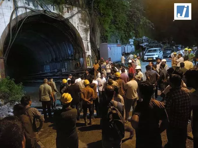 टनल हादसे पर सीएम धामी एक्टिव, NDRF-SDRF टीमें मौके पर रवाना टनल हादसे पर सीएम धामी एक्टिव, NDRF-SDRF टीमें मौके पर रवाना