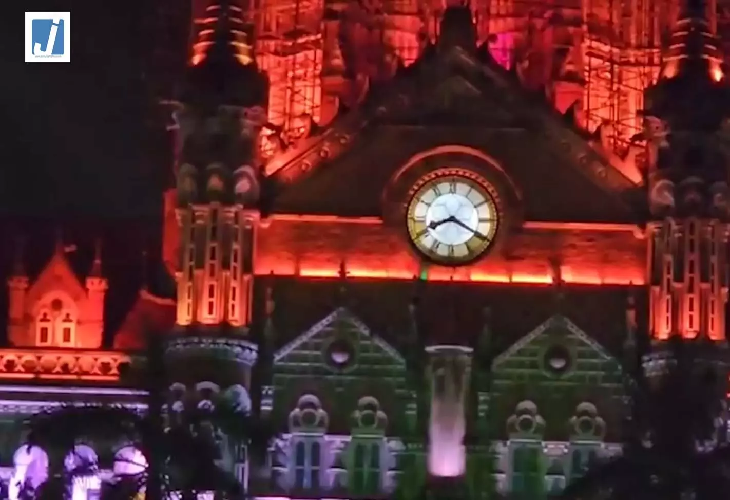 स्वतंत्रता दिवस से पहले तिरंगे के रंग में सजा CSMT, मुंबई में देशभक्ति का माहौल स्वतंत्रता दिवस से पहले तिरंगे के रंग में सजा CSMT, मुंबई में देशभक्ति का माहौल