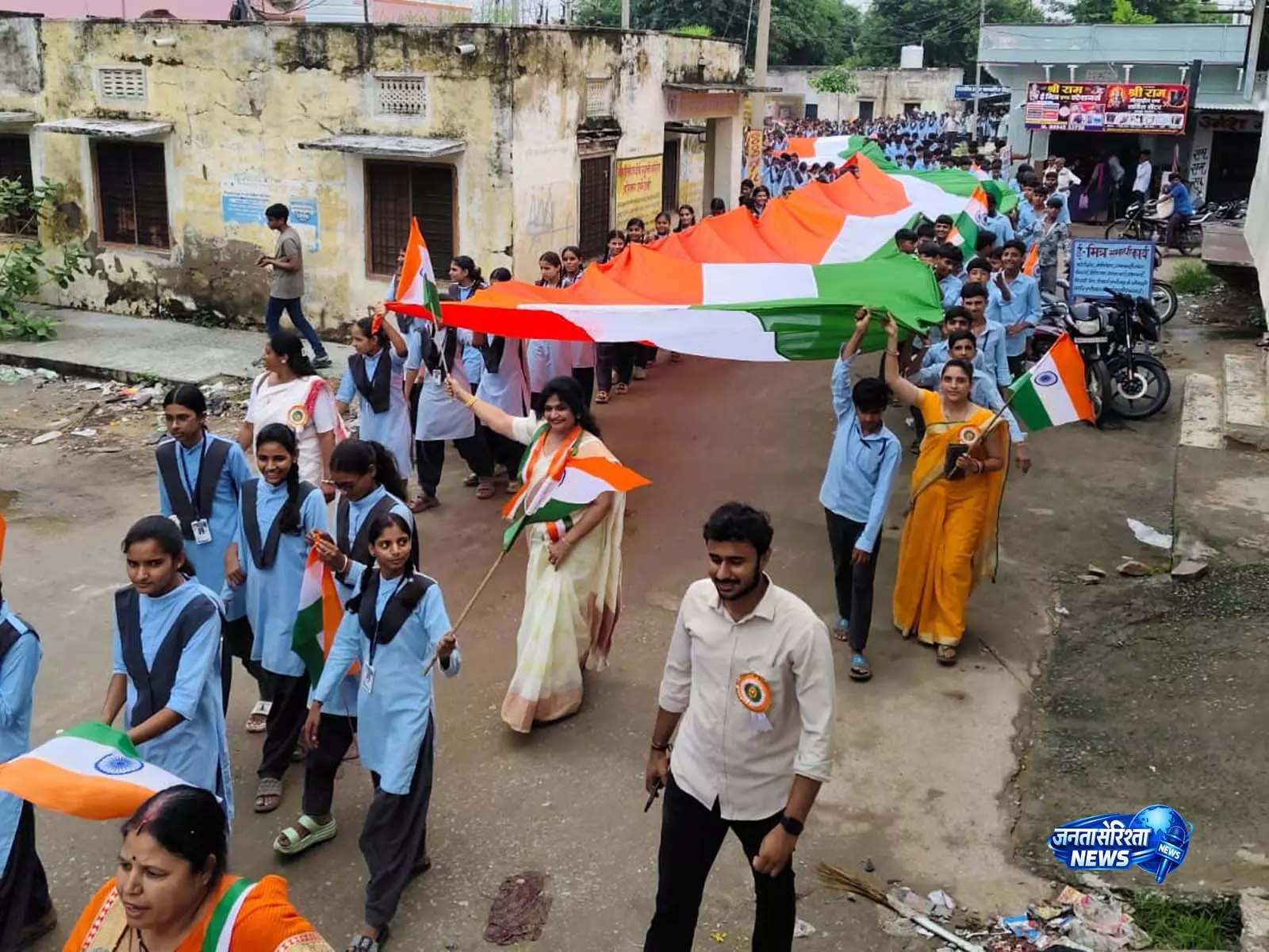 सरकारी स्कूल सवाईपुर ने 131 फीट तिरंगे के साथ रचा इतिहास, 700 विद्यार्थियों की भव्य तिरंगा यात्रा सरकारी स्कूल सवाईपुर ने 131 फीट तिरंगे के साथ रचा इतिहास, 700 विद्यार्थियों की भव्य तिरंगा यात्रा
