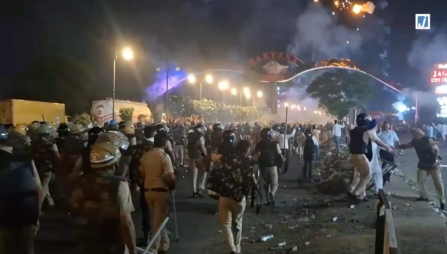 साहिब विवाद पर अंबाला में प्रदर्शन, पुलिस ने आंसू गैस और लाठीचार्ज से हटाया जाम साहिब विवाद पर अंबाला में प्रदर्शन, पुलिस ने आंसू गैस और लाठीचार्ज से हटाया जाम
