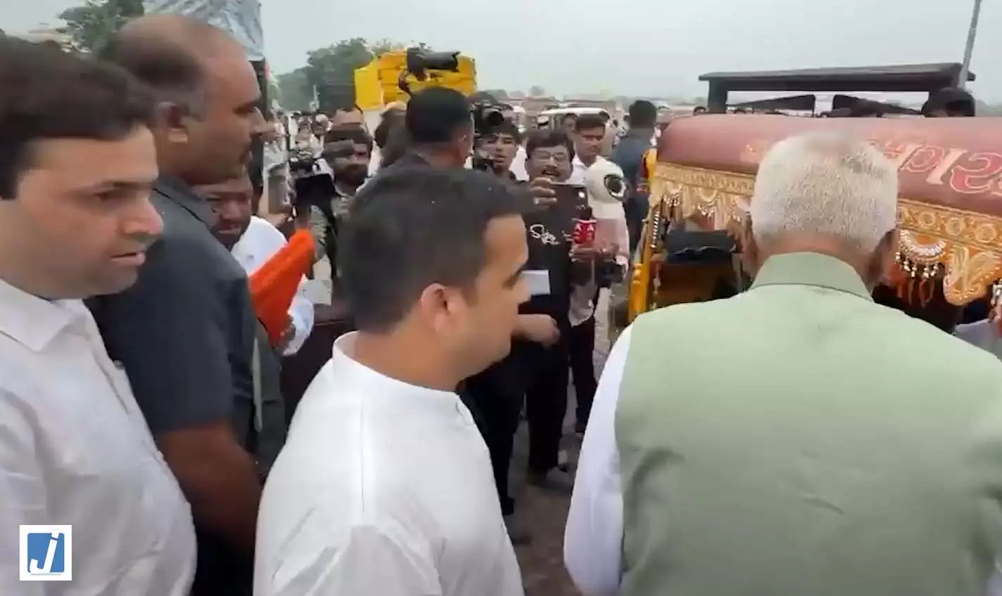 वडनगर में नया पर्यटन आकर्षण, ‘अनंत अनादि वडनगर’ थीम पर सजे 120 हेरिटेज रिक्शा वडनगर में नया पर्यटन आकर्षण, ‘अनंत अनादि वडनगर’ थीम पर सजे 120 हेरिटेज रिक्शा