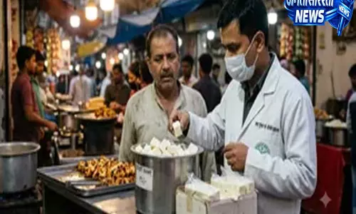 यूपी में मिलावटी खाद्य पदार्थों का संकट दूध से मिठाई तक हर चीज की जांच पर उठे सवाल यूपी में मिलावटी खाद्य पदार्थों का संकट दूध से मिठाई तक हर चीज की जांच पर उठे सवाल
