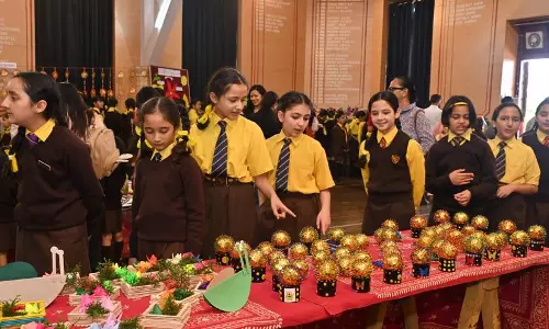 ऑकलैंड हाउस के छात्र अपनी रचनात्मक प्रतिभा का प्रदर्शन करते ऑकलैंड हाउस के छात्र अपनी रचनात्मक प्रतिभा का प्रदर्शन करते