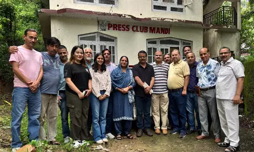 मंडी के मेयर को पत्रकारों को पेश आ रही समस्याओं से अवगत कराया गया मंडी के मेयर को पत्रकारों को पेश आ रही समस्याओं से अवगत कराया गया