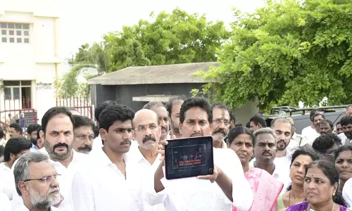 जगन मोहन रेड्डी ने जेल में बंद विधायक विरुपाक्षी से मुलाकात की