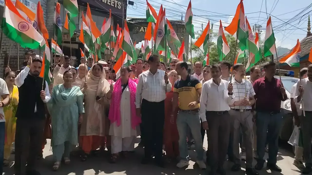 Mandi: तिरंगे के साथ मंडी की सड़कों पर निकले लोग, युवाओं को दिया देशप्रेम का संदेश