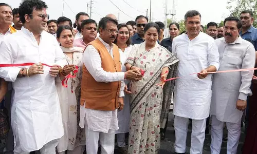 Delhi की सीएम रेखा ने कोंडली में 2 स्लिप रोड ब्रिज का उद्घाटन किया Delhi की सीएम रेखा ने कोंडली में 2 स्लिप रोड ब्रिज का उद्घाटन किया