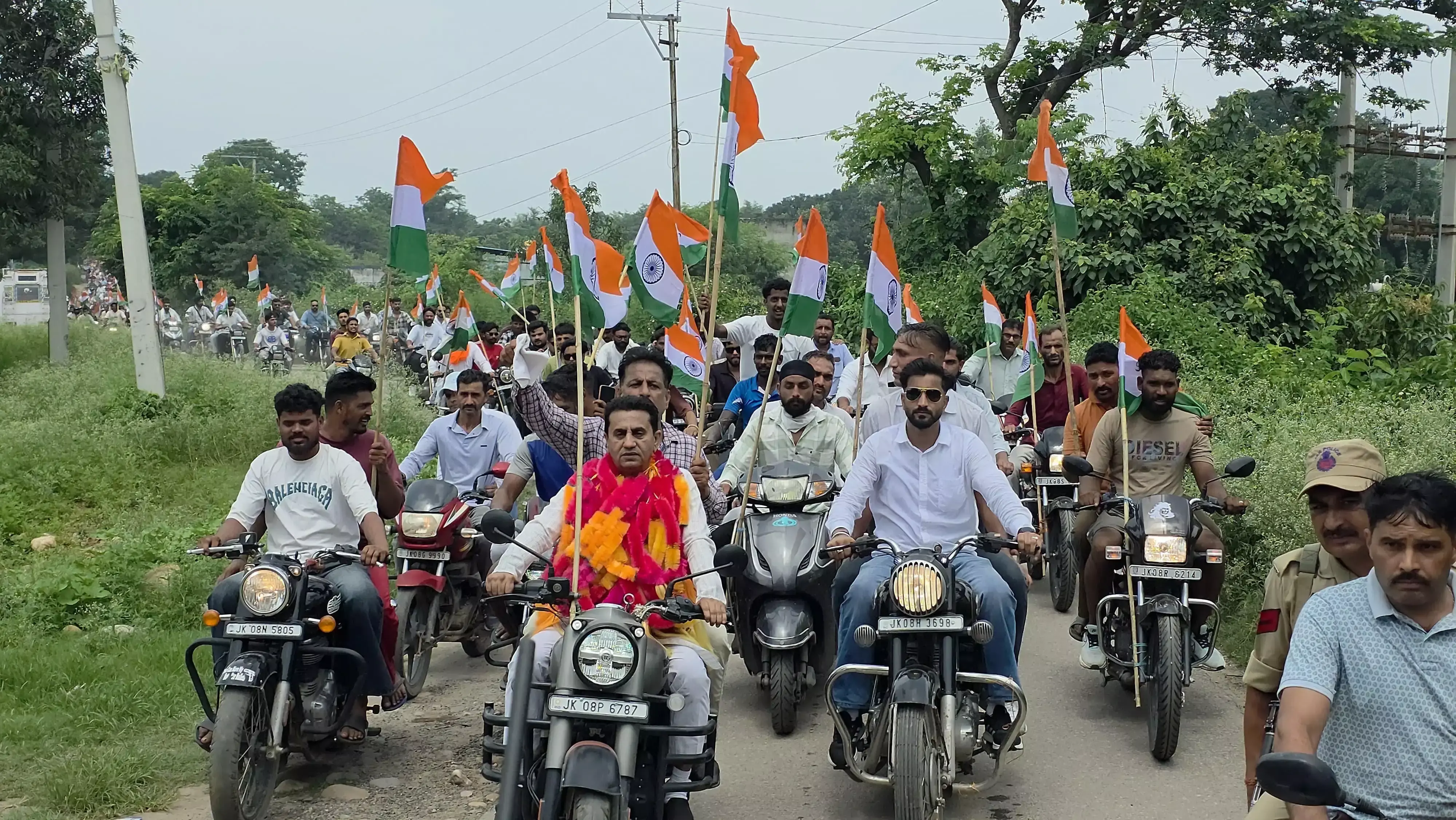 Kathua: तिरंगा रैली से गूंजा जसरोटा, राजीव जसरोटिया ने बढ़ाया राष्ट्रभक्ति का उत्साह