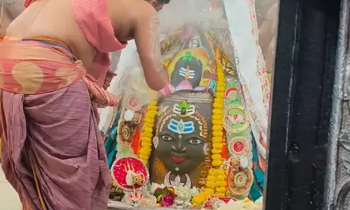 त्रिपुंड, रजत मुकुट, मुंडमाला और ताजे सुगंधित फूलों से अलौकिक रूप में सजे बाबा महाकाल त्रिपुंड, रजत मुकुट, मुंडमाला और ताजे सुगंधित फूलों से अलौकिक रूप में सजे बाबा महाकाल