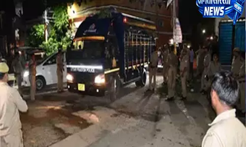 अतीक के बेटे उमर के समर्थकों पर पुलिस का एक्शन टोल हंगामे के बाद चार कारें जब्त