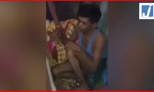 बक्से में छिपा मिला प्रेमी, बाहर आते ही भीड़ ने युवक और महिला को गांव में घुमाया बक्से में छिपा मिला प्रेमी, बाहर आते ही भीड़ ने युवक और महिला को गांव में घुमाया