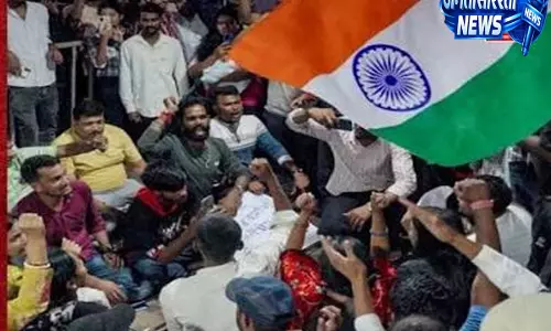 छात्र आंदोलन में उमड़ा युवाओं का हुजूम नारों और देशभक्ति गीतों से गूंजा मैदान छात्र आंदोलन में उमड़ा युवाओं का हुजूम नारों और देशभक्ति गीतों से गूंजा मैदान