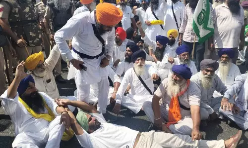 Ambala में प्रदर्शन पर पुलिस का लाठीचार्ज Ambala में प्रदर्शन पर पुलिस का लाठीचार्ज