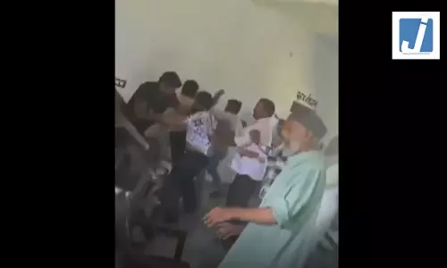 समस्याएं सुनने की जगह चले लात-घूंसे, पंचायत घर में बवाल, VIDEO समस्याएं सुनने की जगह चले लात-घूंसे, पंचायत घर में बवाल, VIDEO