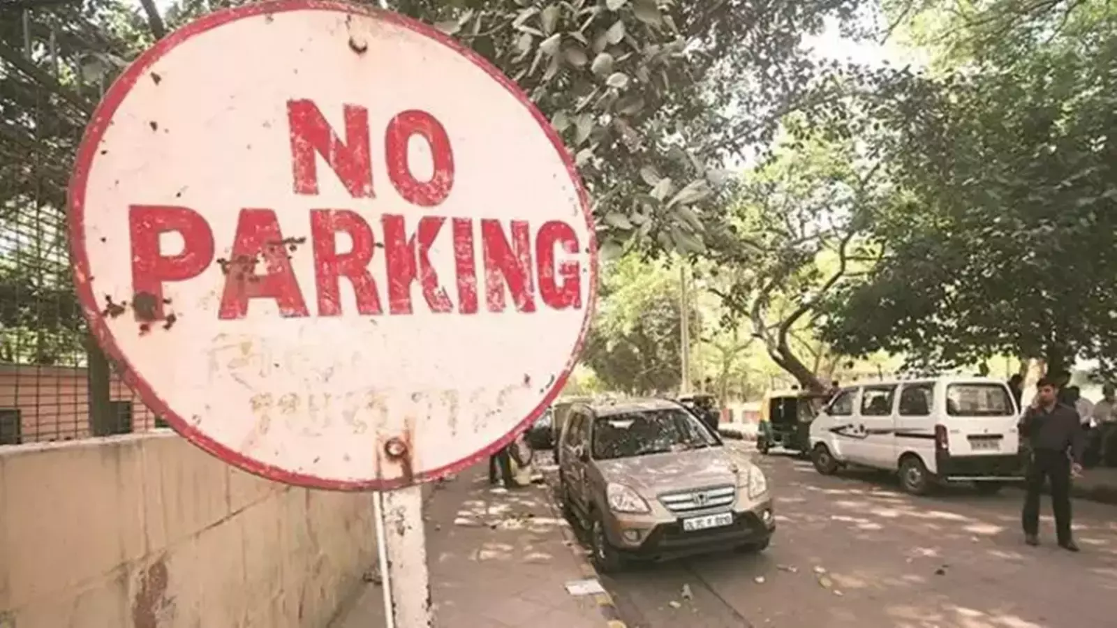 Bengaluru के निवासियों को सड़कों पर पार्किंग के लिए साल में 25,000 रुपये तक चुकाने पड़ सकते हैं Bengaluru के निवासियों को सड़कों पर पार्किंग के लिए साल में 25,000 रुपये तक चुकाने पड़ सकते हैं