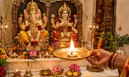 भगवान की आरती क्यों उतारी जाती है धार्मिक मान्यताओं से समझें इसका महत्व