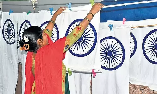 बेंगेरी खादी यूनियन पर संकट तिरंगे की बिक्री में भारी गिरावट बेंगेरी खादी यूनियन पर संकट तिरंगे की बिक्री में भारी गिरावट