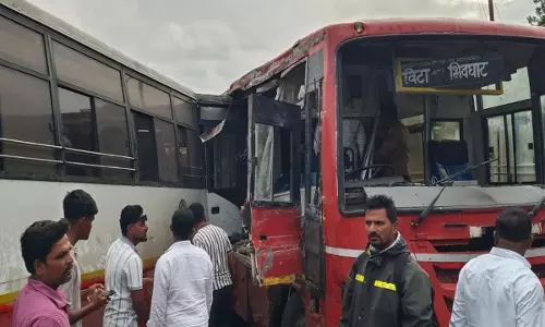 Mumbai: दो एसटी बसों की जोरदार टक्कर, सांगली में दो यात्रियों की मौत, 16 घायल Mumbai: दो एसटी बसों की जोरदार टक्कर, सांगली में दो यात्रियों की मौत, 16 घायल