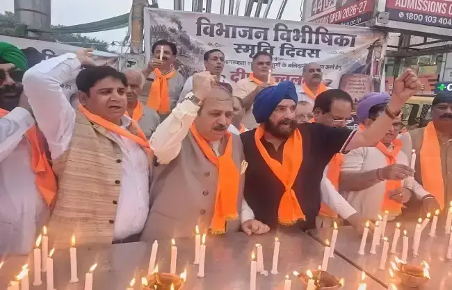 Dehradun: विभाजन विभीषिका के हुतात्माओं को घंटाघर पर दीप जलाकर श्रद्धांजलि Dehradun: विभाजन विभीषिका के हुतात्माओं को घंटाघर पर दीप जलाकर श्रद्धांजलि