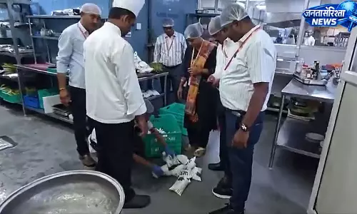 अपोलो अस्पताल की किचन में मिले एक्सपायर्ड खाद्य पदार्थ FSD ने की कार्रवाई अपोलो अस्पताल की किचन में मिले एक्सपायर्ड खाद्य पदार्थ FSD ने की कार्रवाई