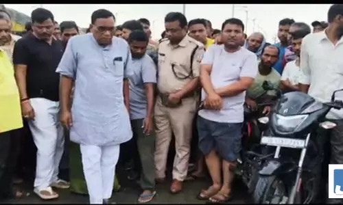 दिनदहाड़े युवक की गोली मारकर हत्या, आक्रोशित लोगों ने किया सड़क जाम दिनदहाड़े युवक की गोली मारकर हत्या, आक्रोशित लोगों ने किया सड़क जाम