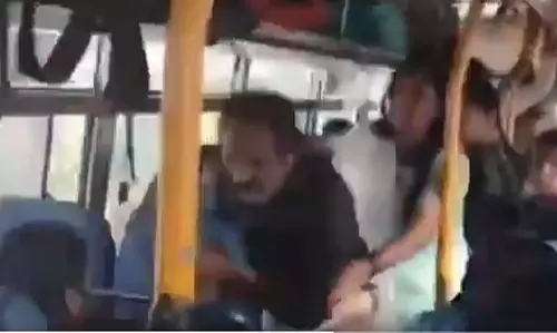 KSRTC बस में महिला से बदसलूकी का आरोप बुजुर्ग यात्री की महिला ने की पिटाई KSRTC बस में महिला से बदसलूकी का आरोप बुजुर्ग यात्री की महिला ने की पिटाई