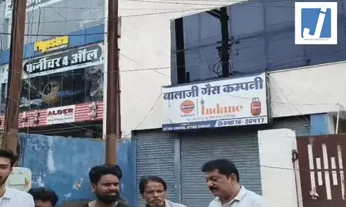 कलेक्टर की चेतावनी भी बेअसर, बालाजी गैस एजेंसी पर ब्लैक मार्केटिंग का आरोप