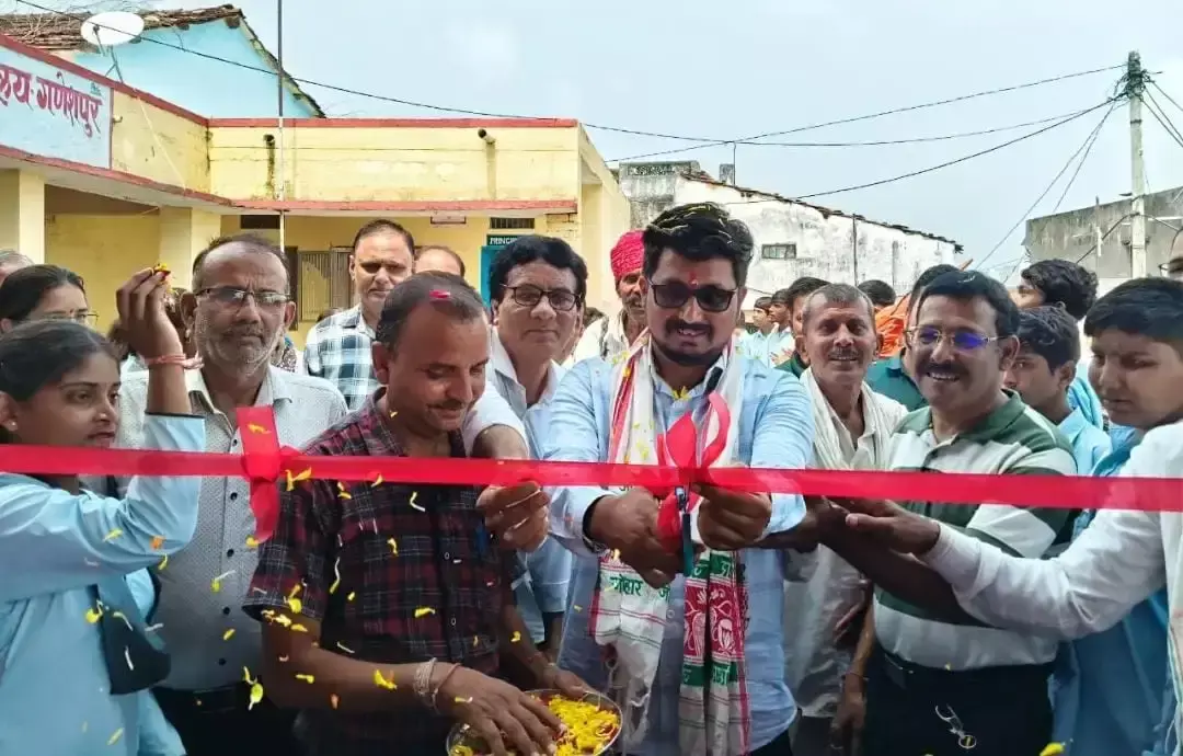 Dungarpur: गणेशपुर स्कूल को मिला नया डॉम, विद्यार्थियों को मोबाइल कम इस्तेमाल करने की सलाह Dungarpur: गणेशपुर स्कूल को मिला नया डॉम, विद्यार्थियों को मोबाइल कम इस्तेमाल करने की सलाह