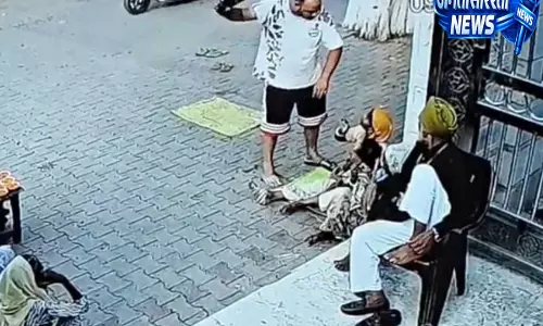 कपूरथला मंदिर के बाहर गरीब महिला की चप्पल से पिटाई वीडियो वायरल होते ही पुलिस का एक्शन कपूरथला मंदिर के बाहर गरीब महिला की चप्पल से पिटाई वीडियो वायरल होते ही पुलिस का एक्शन