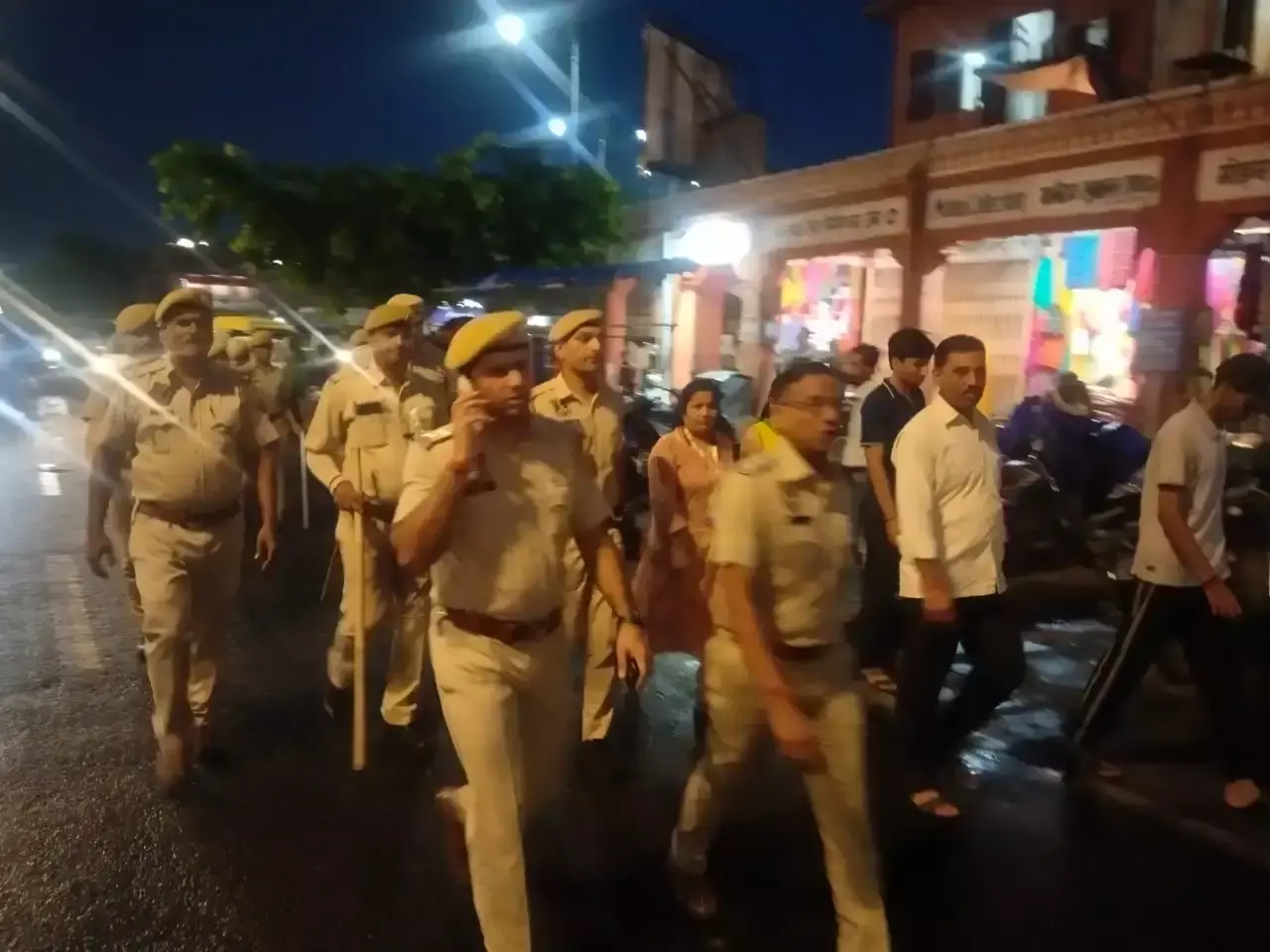 Jaipur: त्योहारों पर सुरक्षा व्यवस्था मजबूत, पुलिस ने छोटी चौपड़ से रामगंज तक किया मार्च Jaipur: त्योहारों पर सुरक्षा व्यवस्था मजबूत, पुलिस ने छोटी चौपड़ से रामगंज तक किया मार्च