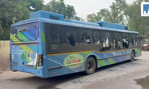 मोड़ पर तेज रफ्तार DTC बस ने स्कूटी को मारी टक्कर, स्कूल जा रही छात्रा की मौत मोड़ पर तेज रफ्तार DTC बस ने स्कूटी को मारी टक्कर, स्कूल जा रही छात्रा की मौत